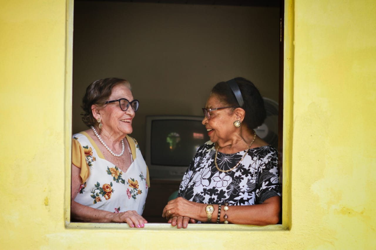 Nina e Maria da Paixo conversando na janela (Foto: Rmulo Chico / Esp.DP.)