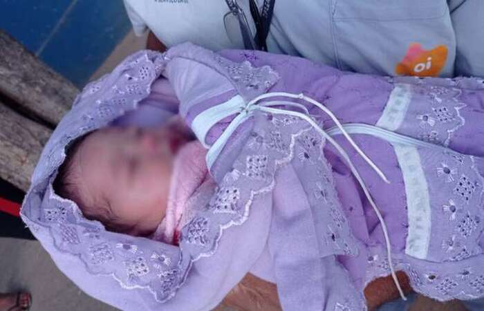 A recm-nascida foi levada para um hospital, onde foi avaliada por mdicos (Foto: Reproduo/Redes Sociais)