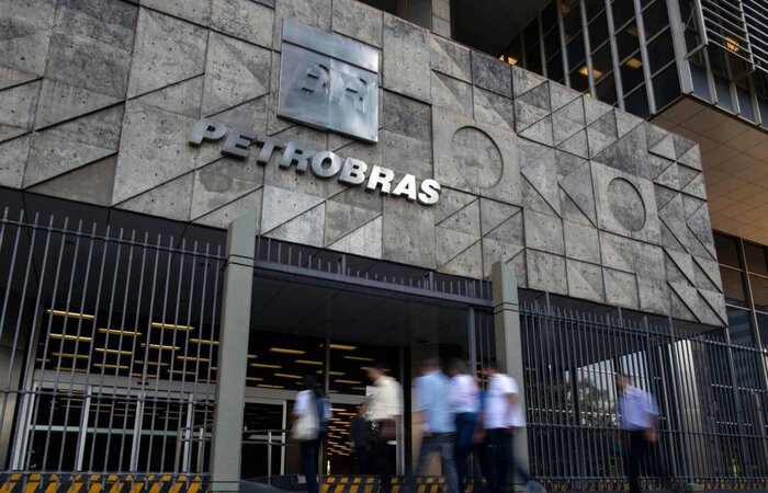 Estatal perdeu R$ 28 bilhões na sexta-feira (19/2) e mais R$ 70 bilhões nesta segunda (22), devido à troca no comando da empresa (Foto: Mauro Pimentel/AFP) Estatal perdeu R$ 28 bilhões na sexta-feira (19/2) e mais R$ 70 bilhões nesta segunda (22), devido à troca no comando da empresa (Foto: Mauro Pimentel/AFP)
