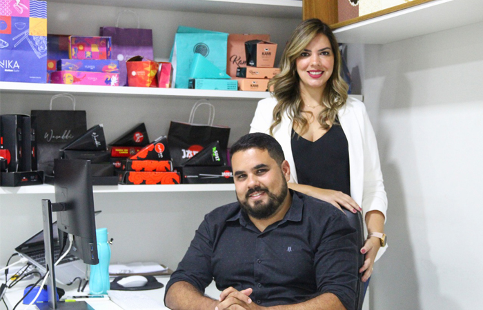 A Colorata Packing, dos empresários Aldiana do Rêgo Barros e Rodrigo Oliveira, completa dez anos e se destaca no mercado com o fornecimento de embalagens de alto padrão para os clientes (Foto: Sandy James/Esp DP) A Colorata Packing, dos empresários Aldiana do Rêgo Barros e Rodrigo Oliveira, completa dez anos e se destaca no mercado com o fornecimento de embalagens de alto padrão para os clientes (Foto: Sandy James/Esp DP)