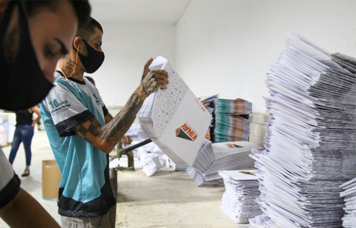 "Conseguimos fabricar em tiragens a partir de 500 unidades. Os restaurantes pequenos podem ter acesso a embalagens de alto padrão, com o mesmo tipo de impressão, de papel e qualidade", afirma o empresário Rodrigo Oliveira. (Foto: Sandy James/Esp DP) "Conseguimos fabricar em tiragens a partir de 500 unidades. Os restaurantes pequenos podem ter acesso a embalagens de alto padrão, com o mesmo tipo de impressão, de papel e qualidade", afirma o empresário Rodrigo Oliveira. (Foto: Sandy James/Esp DP)