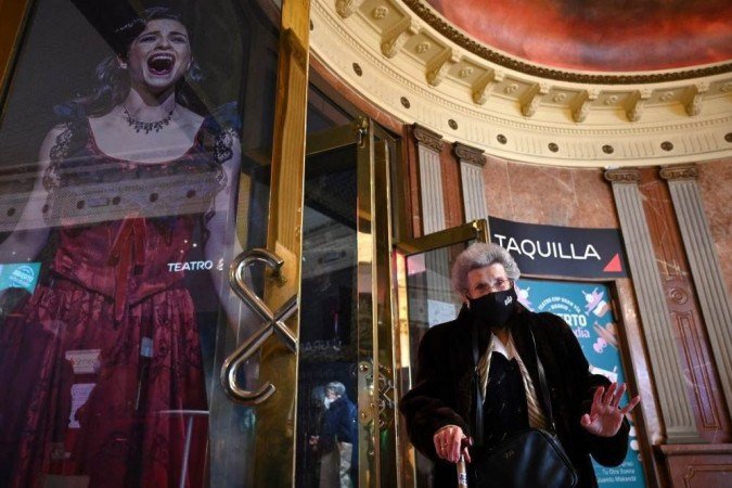 (O teatro convidou 150 aposentados vacinados de sete casas de repouso de Madri e 50 enfermeiros, também imunizados, para o show humorístico do ator Santi Rodríguez. Foto: GABRIEL BOUYS / AFP) (O teatro convidou 150 aposentados vacinados de sete casas de repouso de Madri e 50 enfermeiros, também imunizados, para o show humorístico do ator Santi Rodríguez. Foto: GABRIEL BOUYS / AFP)