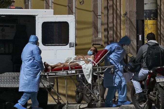 (Essa carência provocou várias mortes evitáveis e obrigou as famílias dos pacientes hospitalizados a pagar mais para garantir o acesso ao oxigênio. Foto: Orlando SIERRA / AFP) (Essa carência provocou várias mortes evitáveis e obrigou as famílias dos pacientes hospitalizados a pagar mais para garantir o acesso ao oxigênio. Foto: Orlando SIERRA / AFP)