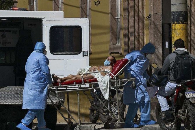  (Essa carncia provocou vrias mortes evitveis e obrigou as famlias dos pacientes hospitalizados a pagar mais para garantir o acesso ao oxignio. Foto: Orlando SIERRA / AFP)