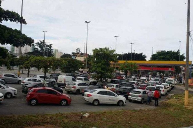  (Filas de veculos em postos de abastecimentos de Belo Horizonte. Foto: Robson Magalhes/EM/D.A Press)