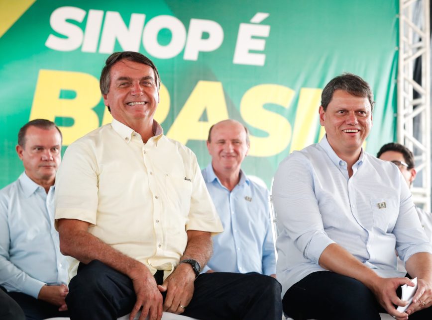  (O presidente Jair Bolsonaro ao lado do ministro Tarcsio Gomes de Freitas (Infraestrutura). Foto: Alan Santos/PR
)