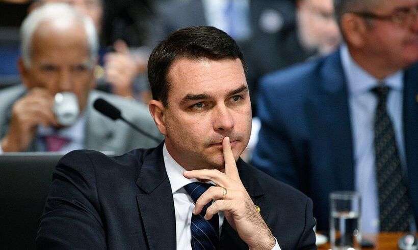 (Senador Flávio Bolsonaro (Republicanos-RJ) comprou uma mansão luxuosa em Brasília por R$ 6 milhões. Foto: Arquivo/Agência Senado) (Senador Flávio Bolsonaro (Republicanos-RJ) comprou uma mansão luxuosa em Brasília por R$ 6 milhões. Foto: Arquivo/Agência Senado)