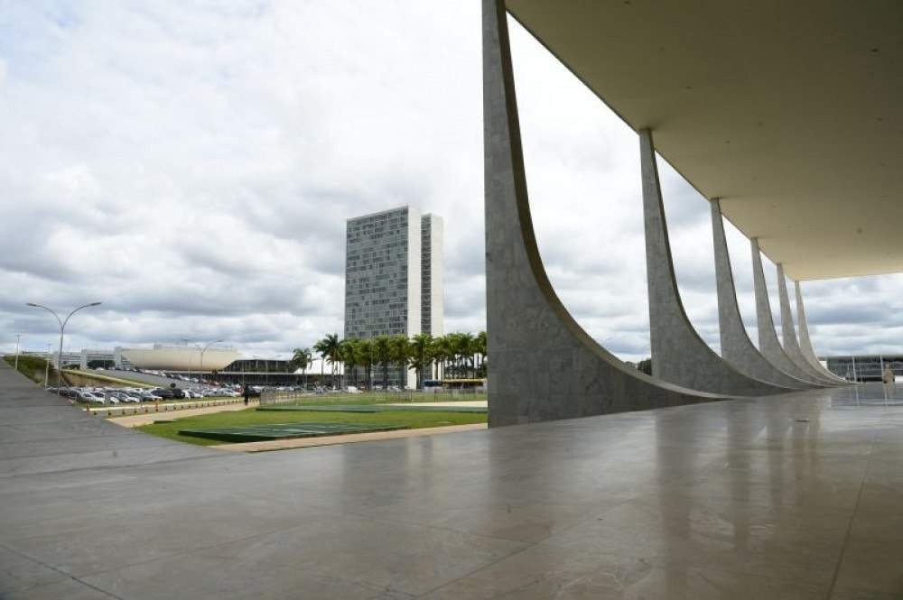  (Nas duas ltimas semanas, prefeitos e assessores se aglomeraram em gabinetes de parlamentares em busca de recursos pra o Oramento de 2021, em discusso no parlamento. Foto: Ed Alves/CB/D.A Press)