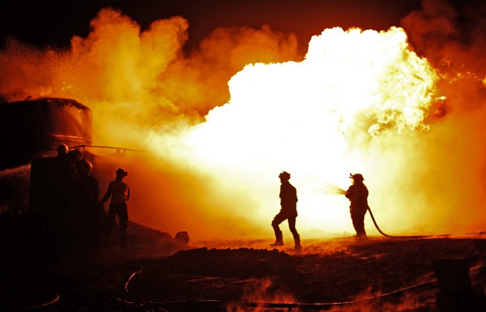  (Bombeiros lutam para controlar fogo (Aref Tammawi / AFP))