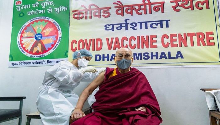  (Lder espiritual budista recebeu a vacina Covishield (AFP PHOTO/Office of His Holiness the Dalai Lama))