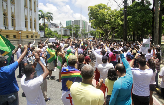 Protesto no Palcio Campo das Princesas, no Centro do Recife (Foto: Rmulo Chico/Esp. DP FOTO)