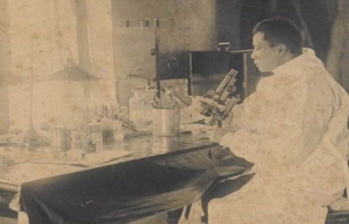 Em 1911, graas  ideia de Wu Lien-teh e outras medidas de conteno, a pandemia de peste pneumnica foi controlada. O mdico epidemiologista chins-malaio foi homenageado pelo 142 aniversrio
 (Foto: Reproduo/Google )