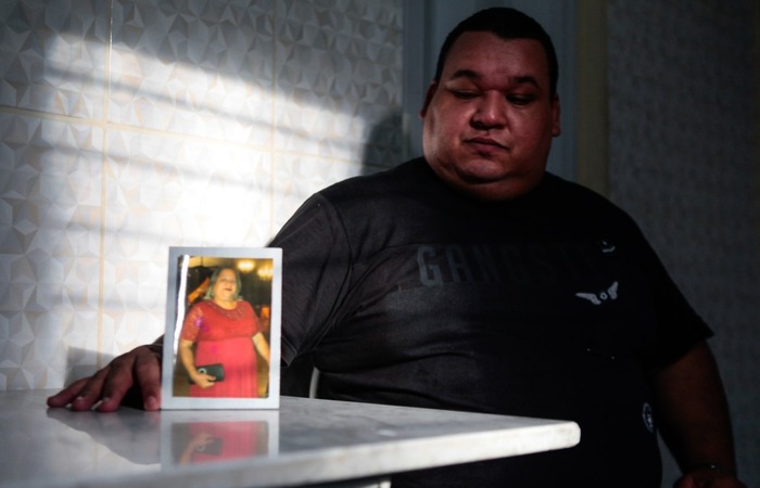 Adriano acompanhou com tristeza a partida da me, Solange (Foto: Arnaldo Sete/Esp. DP)