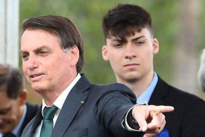  (Filho 04 do presidente  prximo de empresrios que se reuniram com o ministro do Desenvolvimento e teria ganhado carro eltrico de empresrios. Foto: Evaristo S/AFP)