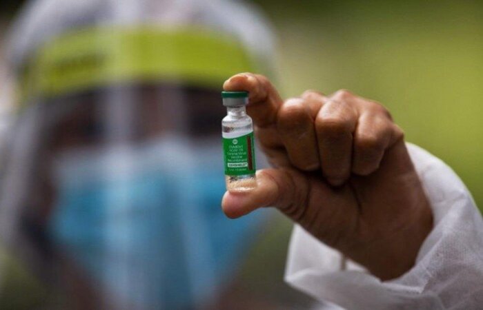 Previsão é de que, ainda no primeiro semestre, mais de 100 milhões de doses sejam produzidas em solo brasileiro. Fundação Oswaldo Cruz realizou, nesta quarta-feira (17/3), a entrega de 500 mil doses do imunizante ao Ministério da Saúde (AFP/MICHAEL DANTAS)