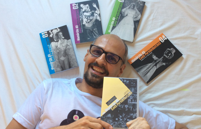 Leidson Ferraz com livros do Projeto Memrias da Cena Pernambucana (Foto: R. Dias/Divulgao
)