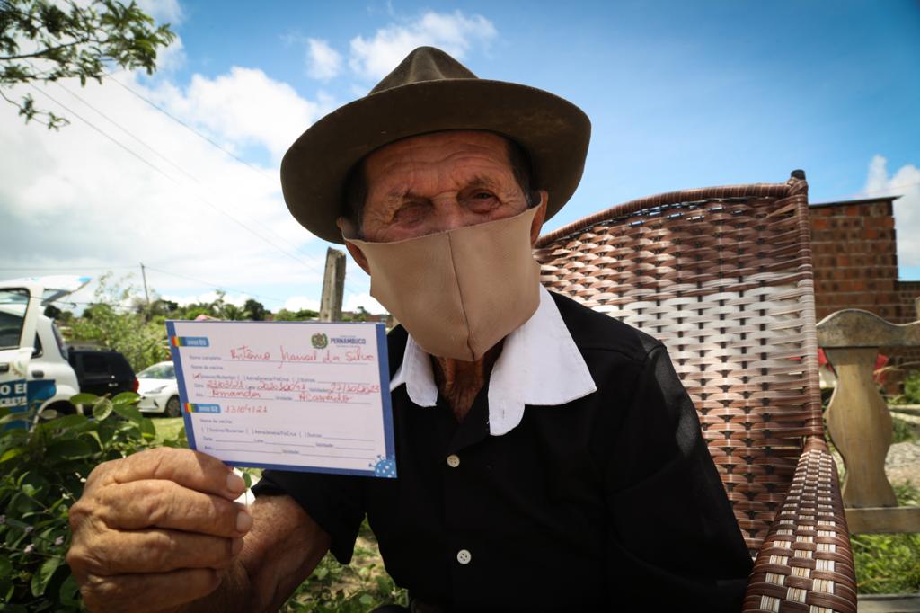 Seu Antnio Manoel da Silva, 115 anos, foi vacinado nesta tera em Paulista (Foto: Hesodo Ges/Esp.DP)