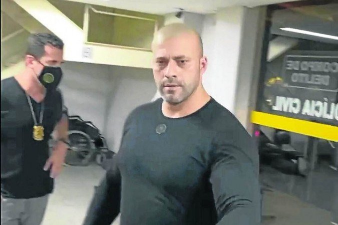 Deputado preso por defender o AI-5 em vídeo com ataques à democracia considera sua prisão injusta e diz que Bolsonaro não o abandonou
(Foto: Facebook/Reprodução) Deputado preso por defender o AI-5 em vídeo com ataques à democracia considera sua prisão injusta e diz que Bolsonaro não o abandonou
(Foto: Facebook/Reprodução)
