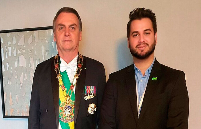 Enquanto área internacional do governo está sob forte ataque, ministro das Relações Exteriores irrita base aliada de Bolsonaro ao demonstrar incapacidade no cargo em meio à pandemia. Assessor para assuntos internacionais do presidente, por sua vez, é criticado por, supostamente, usar um símbolo de supremacistas brancos em sessão do Congresso
(Foto: Reprodução/Twitter ) Enquanto área internacional do governo está sob forte ataque, ministro das Relações Exteriores irrita base aliada de Bolsonaro ao demonstrar incapacidade no cargo em meio à pandemia. Assessor para assuntos internacionais do presidente, por sua vez, é criticado por, supostamente, usar um símbolo de supremacistas brancos em sessão do Congresso
(Foto: Reprodução/Twitter )