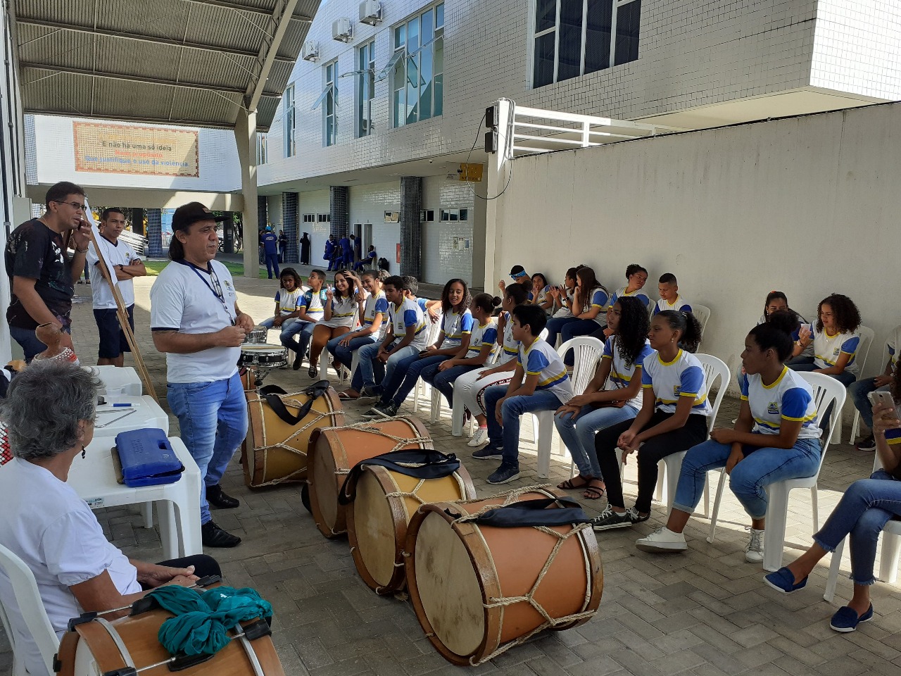 Aulas de instrumentos, antes da pandemia. (Divulgação) Aulas de instrumentos, antes da pandemia. (Divulgação)