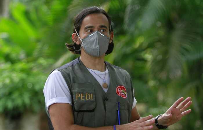 Veterinário, Márcio Silva, explica que foi preciso realizar adaptações no cotidiano dos animais (Foto: Rômulo Chico/Esp. DP) Veterinário, Márcio Silva, explica que foi preciso realizar adaptações no cotidiano dos animais (Foto: Rômulo Chico/Esp. DP)