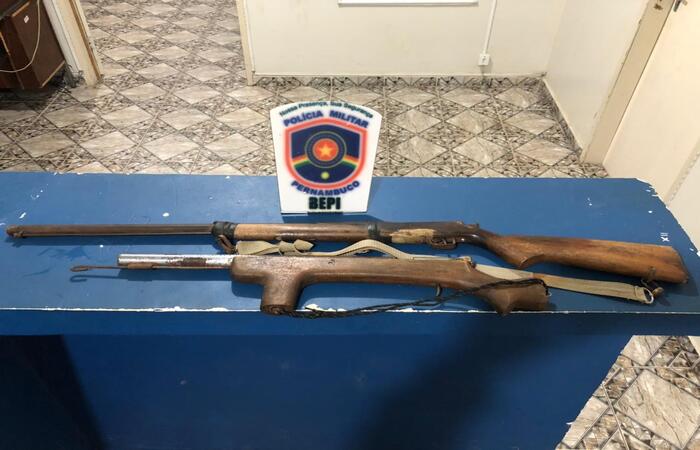 Armas apreendidas na casa do paraguaio.  (Foto: Divulgação)