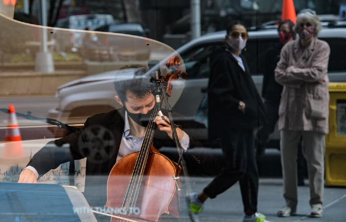 Msicos Michael Katz (violoncello) e Spencer Myer (piano) tocam na vitrine do Kaufman Music Center's Musical, em Nova York (Foto: Angela Weiss AFP)