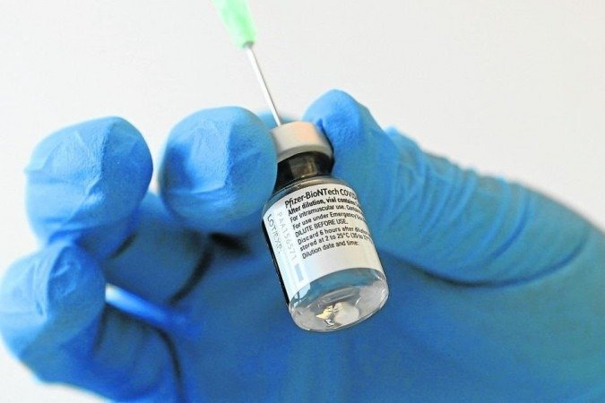 (A pasta assinou um contrato para adquirir 100 milhões de doses, mas o cronograma indicado no documento prevê a entrega de 13,5 milhões de doses no segundo trimestre de 2021, ou seja, entre abril e junho. Foto: Christof Stache/AFP) (A pasta assinou um contrato para adquirir 100 milhões de doses, mas o cronograma indicado no documento prevê a entrega de 13,5 milhões de doses no segundo trimestre de 2021, ou seja, entre abril e junho. Foto: Christof Stache/AFP)