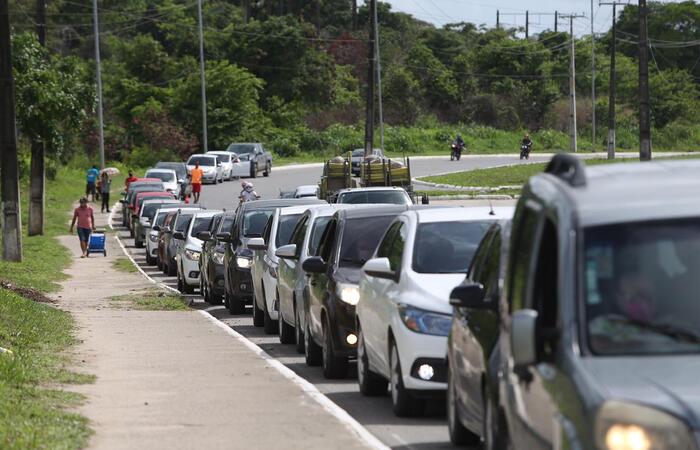 Profissionais da saúde contam que, na manhã de hoje (30), a fila está em tamanho moderado e andando de maneira constante. (Foto: Hesíodo Góes/ Esp. DP) Profissionais da saúde contam que, na manhã de hoje (30), a fila está em tamanho moderado e andando de maneira constante. (Foto: Hesíodo Góes/ Esp. DP)
