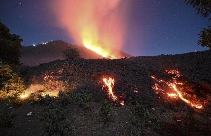 O rio de lava avançou como resultado da intensa atividade eruptiva de quase dois meses do Pacaya, localizado a 25 km ao sul da capital
(Foto: JOHAN ORDONEZ / AFP) O rio de lava avançou como resultado da intensa atividade eruptiva de quase dois meses do Pacaya, localizado a 25 km ao sul da capital
(Foto: JOHAN ORDONEZ / AFP)