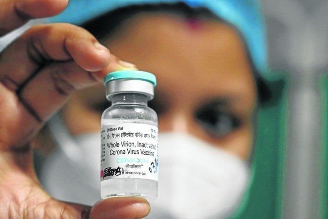 (Decisão da Anvisa ocorre um dia depois da agência ter sido contrária a certificação de boas práticas de fabricação à Bharat Biotech International, empresa que produz a vacina indiana Covaxin. Foto: Dibyangshu Sarkar/AFP) (Decisão da Anvisa ocorre um dia depois da agência ter sido contrária a certificação de boas práticas de fabricação à Bharat Biotech International, empresa que produz a vacina indiana Covaxin. Foto: Dibyangshu Sarkar/AFP)