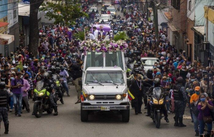 A polícia dispersou um grupo que se reuniu desde cedo na Basílica e ao longo da procissão precisou afastar as pessoas do "papamóvel" ( PEDRO RANCES MATTEY/AFP
) A polícia dispersou um grupo que se reuniu desde cedo na Basílica e ao longo da procissão precisou afastar as pessoas do "papamóvel" ( PEDRO RANCES MATTEY/AFP
)
