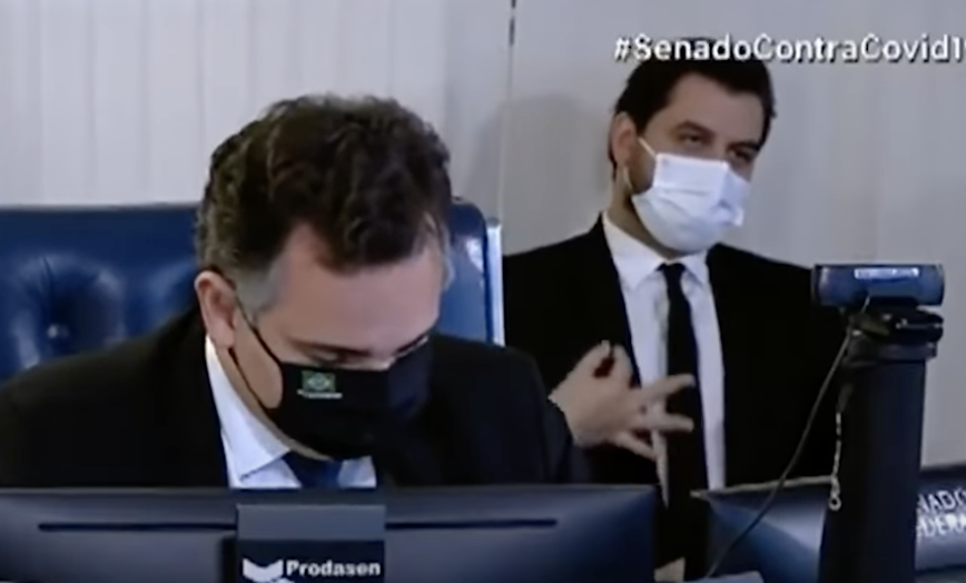 (Filipe Martins gesticula atrás de Rodrigo Pacheco em sessão do Senado. Foto: Reprodução/TV Senado) (Filipe Martins gesticula atrás de Rodrigo Pacheco em sessão do Senado. Foto: Reprodução/TV Senado)