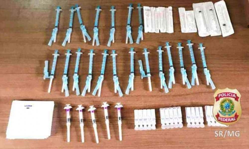 (Empresários foram vacinados contra a Covid, de forma clandestina, em uma garagem de ônibus em BH. Foto: Polícia Federal/Divulgação) (Empresários foram vacinados contra a Covid, de forma clandestina, em uma garagem de ônibus em BH. Foto: Polícia Federal/Divulgação)