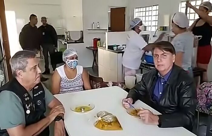 Segundo presidente, os quartéis têm condições de ajudar na vacinação (Reprodução/Twitter) Segundo presidente, os quartéis têm condições de ajudar na vacinação (Reprodução/Twitter)
