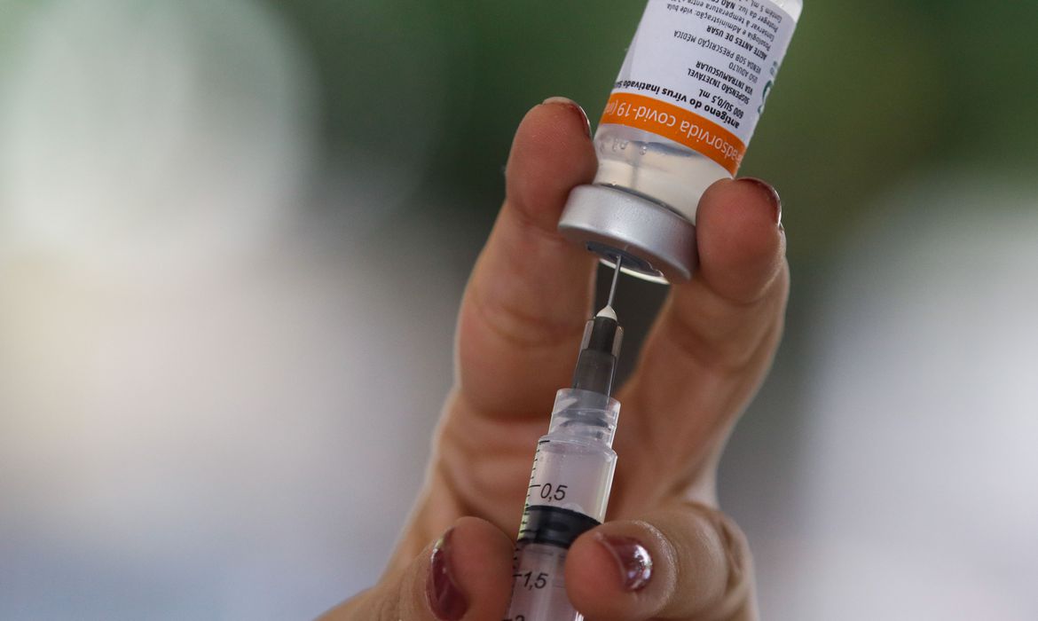 (Os 180 mil profissionais receberão a primeira dose até 15 de abril. Foto: Tânia Rego/Agência Brasil) (Os 180 mil profissionais receberão a primeira dose até 15 de abril. Foto: Tânia Rego/Agência Brasil)