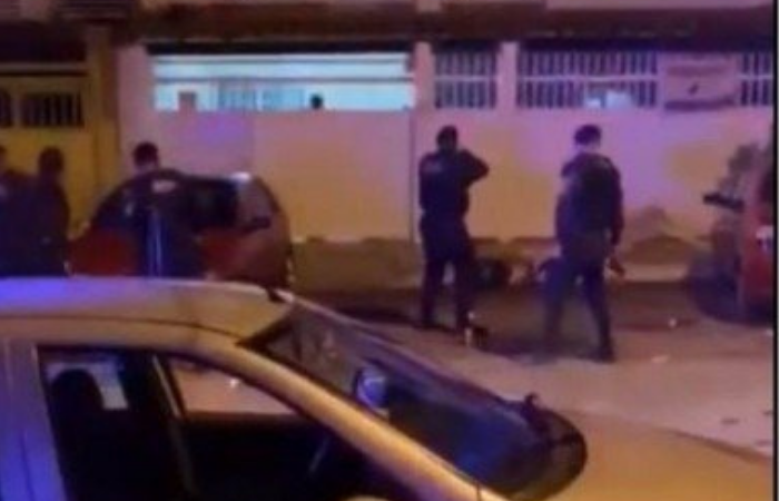 (Os policiais foram ao local após receberem denúncias da festa, mas foram hostilizados pelas pessoas que participavam da aglomeração. Foto: Reprodução) (Os policiais foram ao local após receberem denúncias da festa, mas foram hostilizados pelas pessoas que participavam da aglomeração. Foto: Reprodução)