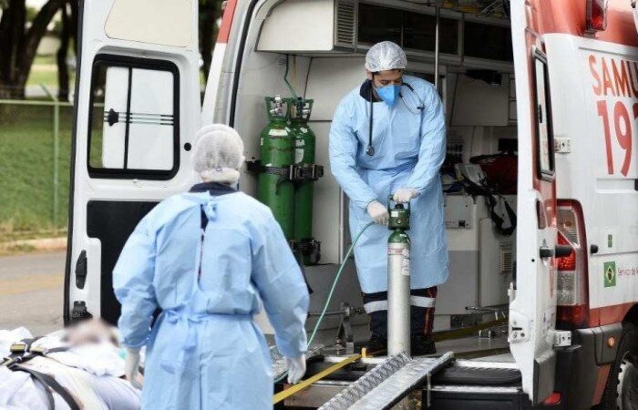 Empacado na Câmara desde junho de 2020, projeto permite contratação temporária enquanto durar a pandemia para fortalecer o corpo de profissionais na luta contra o coronavírus. Enquanto isso, deve ser votado na sessão desta terça (6/4) o PL 948/21, que permite a empresas privadas comprarem e venderem vacinas (crédito: Minervino Júnior/CB/D.A Press) Empacado na Câmara desde junho de 2020, projeto permite contratação temporária enquanto durar a pandemia para fortalecer o corpo de profissionais na luta contra o coronavírus. Enquanto isso, deve ser votado na sessão desta terça (6/4) o PL 948/21, que permite a empresas privadas comprarem e venderem vacinas (crédito: Minervino Júnior/CB/D.A Press)