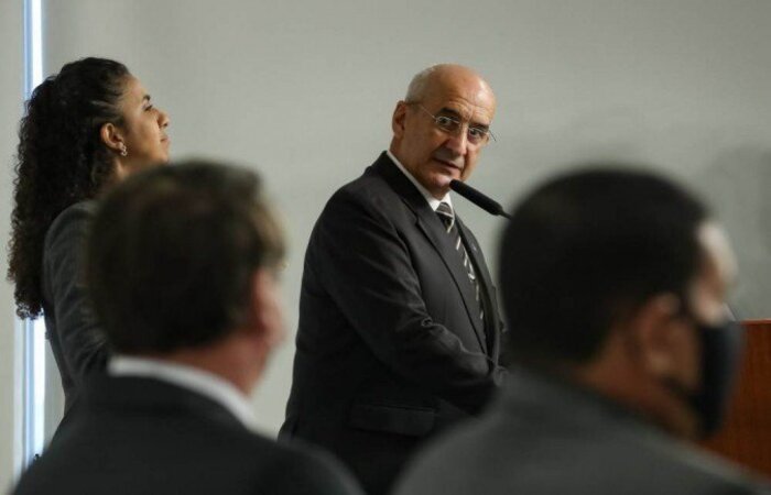 Ocupando o lugar que era de Walter Braga Netto, general assumiu o comando da Casa Civil nesta terça-feira (6/4) e aproveitou para minimizar reforma ministerial feita por Bolsonaro
(crédito: Marcos Corrêa/PR) Ocupando o lugar que era de Walter Braga Netto, general assumiu o comando da Casa Civil nesta terça-feira (6/4) e aproveitou para minimizar reforma ministerial feita por Bolsonaro
(crédito: Marcos Corrêa/PR)