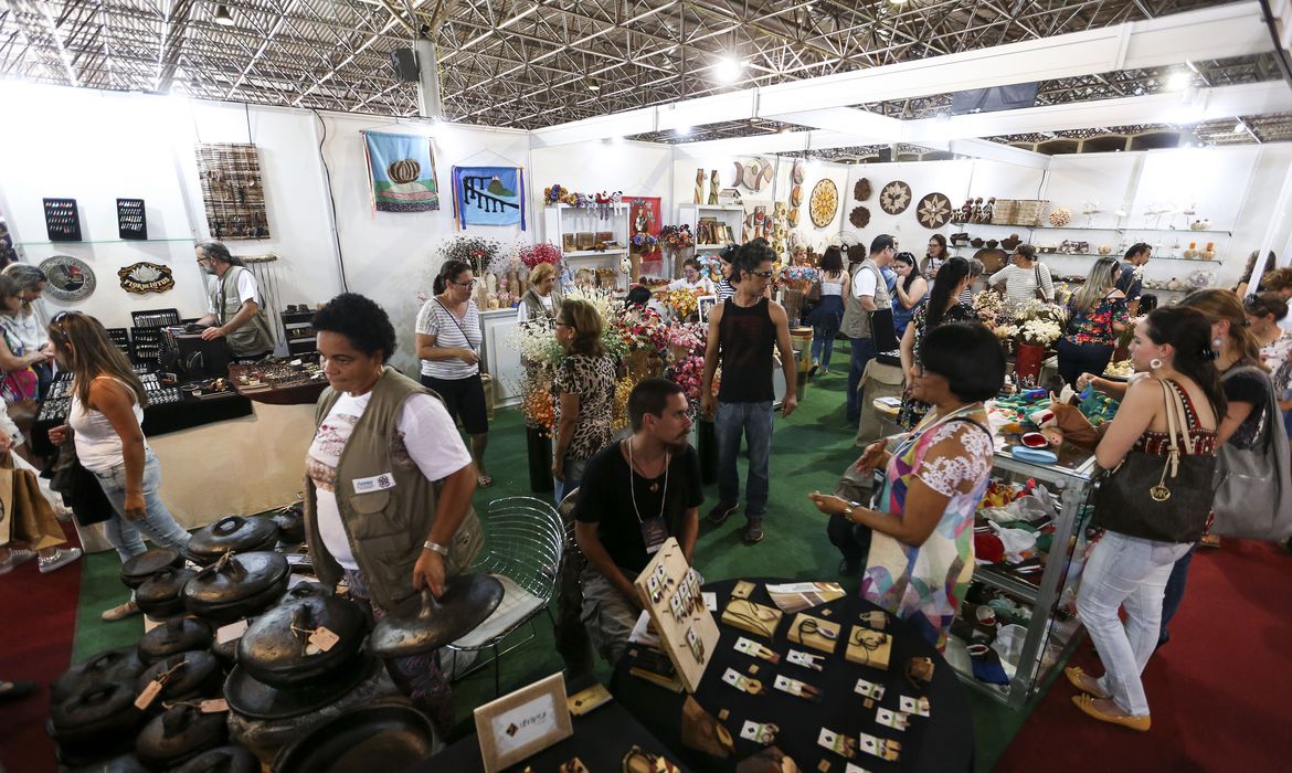 (As áreas mais afetadas foram atividades artesanais e artes cênicas. Foto: Marcelo Camargo/Agência Brasil
) (As áreas mais afetadas foram atividades artesanais e artes cênicas. Foto: Marcelo Camargo/Agência Brasil
)
