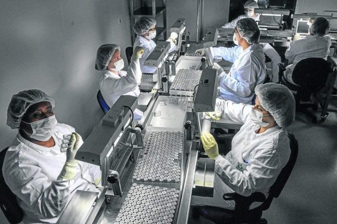 Instituto paulista depende da chegada de novo lote de matéria-prima da China para a produção de novas doses da vacina (crédito: Nelson Almeida/AFP) Instituto paulista depende da chegada de novo lote de matéria-prima da China para a produção de novas doses da vacina (crédito: Nelson Almeida/AFP)