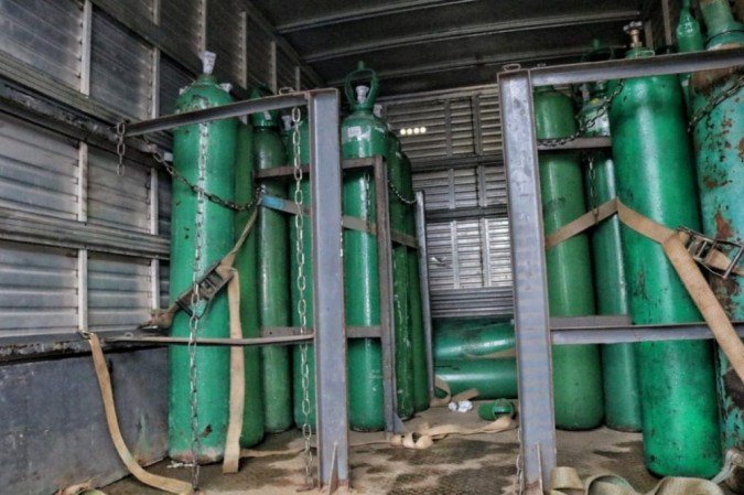 (Segundo Conasems, ao menos 1.222 municípios relataram poder ficar sem o insumo em ao menos uma unidade de saúde se internações por covid-19 não caírem - três deles, no Entorno. Foto: Carlos Soares / SSP-AM e Erlon Rodrigues e Alailson Santos / PC-AM) (Segundo Conasems, ao menos 1.222 municípios relataram poder ficar sem o insumo em ao menos uma unidade de saúde se internações por covid-19 não caírem - três deles, no Entorno. Foto: Carlos Soares / SSP-AM e Erlon Rodrigues e Alailson Santos / PC-AM)