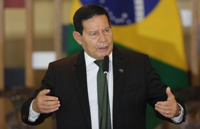 Vice-presidente da República afirmou que não viu "nada demais" em diálogo entre presidente Jair Bolsonaro e senador Jorge Kajuru, no qual o mandatário pressiona o legislador a incluir prefeitos e governadores na apuração da comissão
(crédito: Fabio Rodrigues Pozzebom/Agência Brasil) Vice-presidente da República afirmou que não viu "nada demais" em diálogo entre presidente Jair Bolsonaro e senador Jorge Kajuru, no qual o mandatário pressiona o legislador a incluir prefeitos e governadores na apuração da comissão
(crédito: Fabio Rodrigues Pozzebom/Agência Brasil)