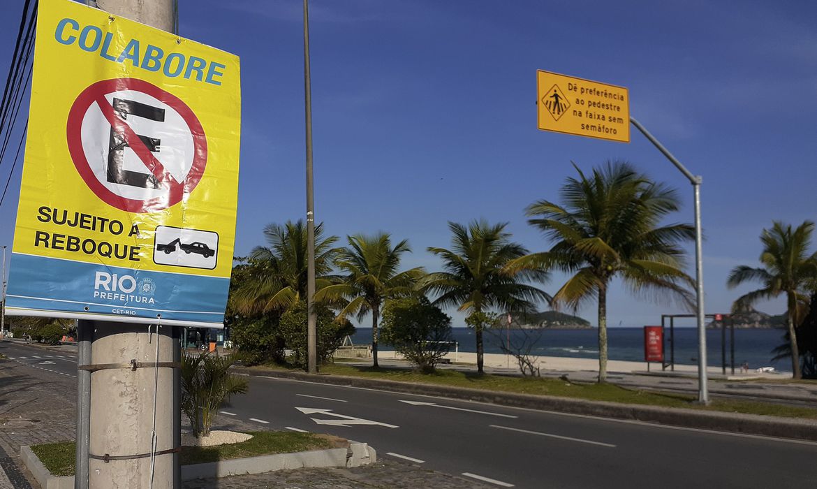  (Equipes verificam cumprimento de medidas de flexibilizao na cidade. Foto: Fernanda Frazo/Agncia Brasil)