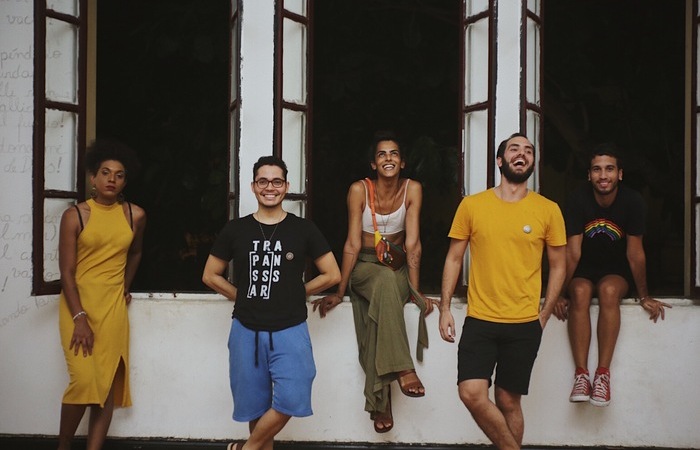 O Coletivo Agridoce, de Pernambuco, cria cena inspirada em um romance sobre diviso social e ocupao do solo na cidade do Recife (Foto: Anny Stone/ Divulgao)