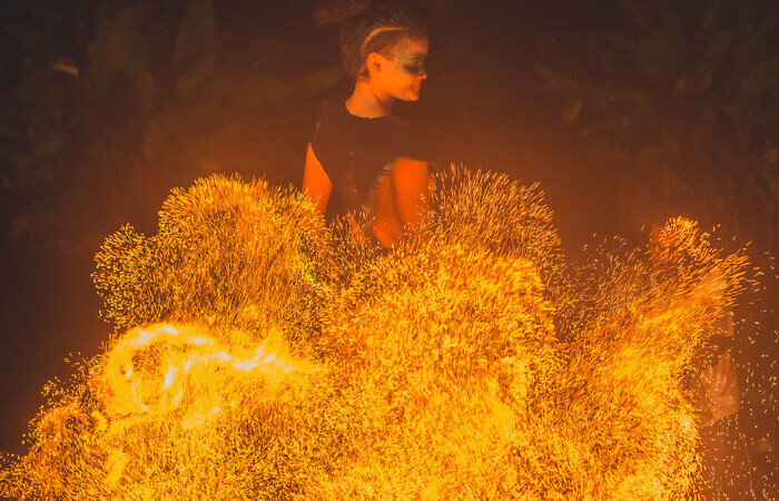 A perfomance usa de elementos como o fogo para construir cenas sinestsicas e esteticamente provocantes (Foto: Divulgao)
