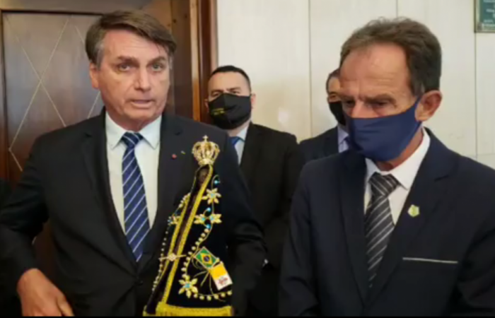 Presidente disse ainda, em visita a Aparecida (SP), que falta coragem e determinação aos governadores e que os mesmos devem deixar de pensar no particular e se preocupar com o coletivo. (crédito: Reprodução/Redes Sociais) Presidente disse ainda, em visita a Aparecida (SP), que falta coragem e determinação aos governadores e que os mesmos devem deixar de pensar no particular e se preocupar com o coletivo. (crédito: Reprodução/Redes Sociais)
