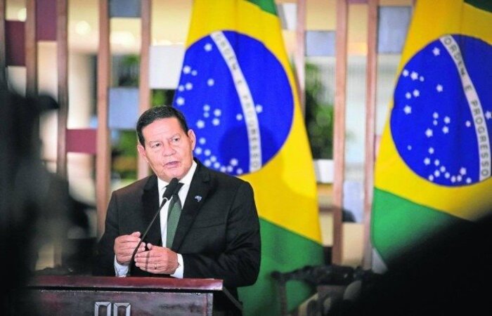 Beneficio foi pago até o fim do ano passado e, após discussões, retornou com um valor menor, no início deste mês. Para o vice-presidente, faltou o entendimento de que a pandemia não tinha acabado
(crédito: Bruno Batista /VPR) Beneficio foi pago até o fim do ano passado e, após discussões, retornou com um valor menor, no início deste mês. Para o vice-presidente, faltou o entendimento de que a pandemia não tinha acabado
(crédito: Bruno Batista /VPR)