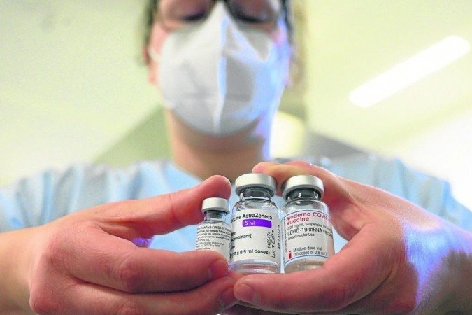  (Reforo da vacina fabricada pela Pfizer/Biontech seria necessrio a cada 12 meses, segundo CEO da empresa. Foto: Thomas Kienzle/AFP)