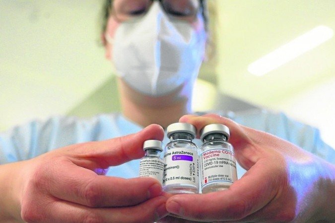 (Reforço da vacina fabricada pela Pfizer/Biontech seria necessário a cada 12 meses, segundo CEO da empresa. Foto: Thomas Kienzle/AFP) (Reforço da vacina fabricada pela Pfizer/Biontech seria necessário a cada 12 meses, segundo CEO da empresa. Foto: Thomas Kienzle/AFP)